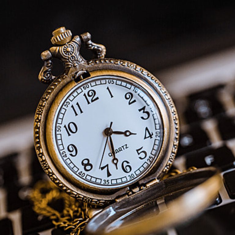 pngtree-retro-pocket-watch-on-computer-keyboard-image_864563